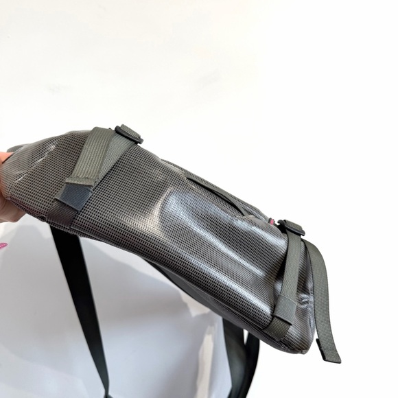 Patagonia Black Hole Mini Messenger 12L travel outdoors grey pink buckle closure - Picture 6 of 16